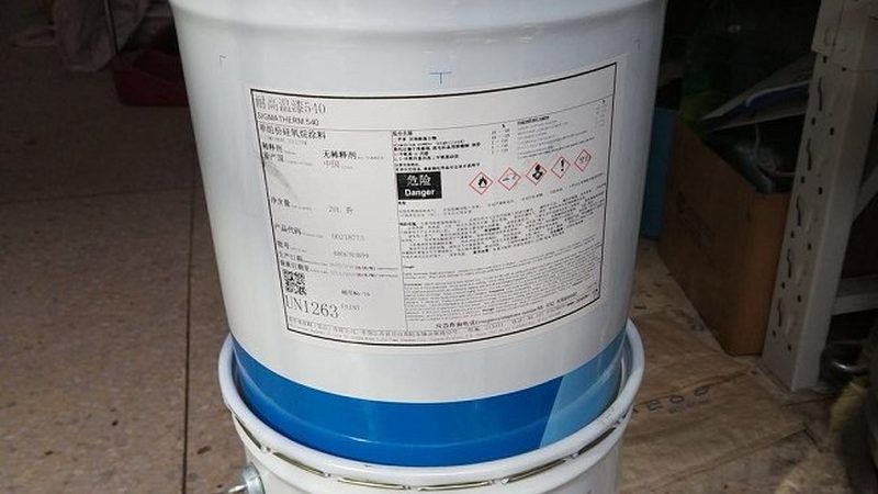在施工过程中，可以通过以下方法判断施工温度是否适宜：